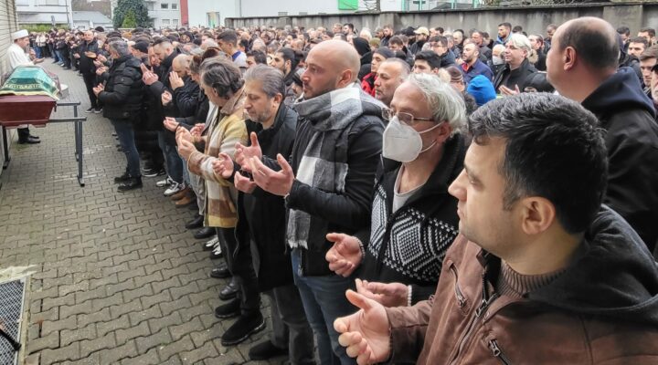 Bebeğinin yanına defnedildi