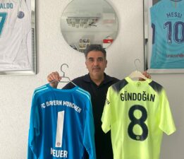 Koleksiyonunda iki bin forma var