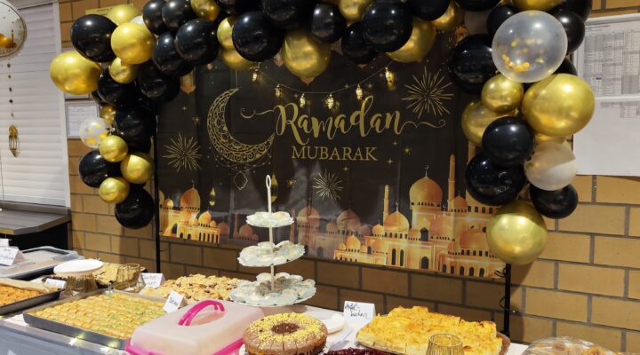 Herneli öğretmenler okulda birlikte iftar açtı