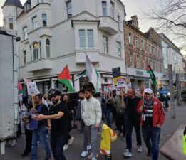 Herne Tren İstasyonunda Savaş Karşıtı Gösteri: “İşgali Durdurun, Cinayeti Durdurun”