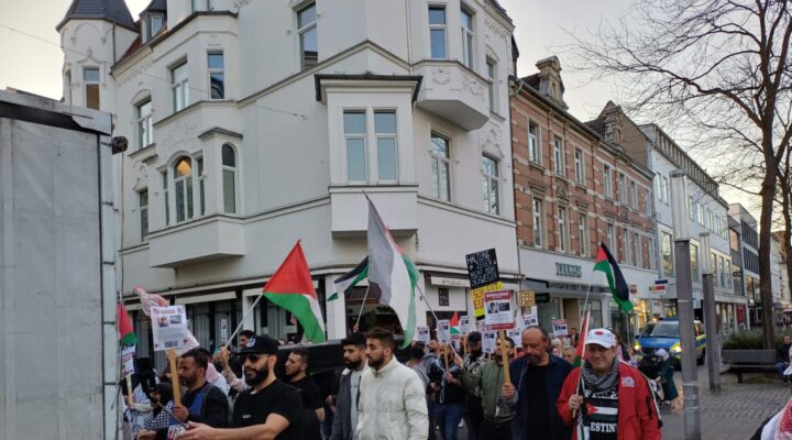 Herne Tren İstasyonunda Savaş Karşıtı Gösteri: “İşgali Durdurun, Cinayeti Durdurun”