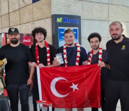 Dünya Dördüncüsü Gençler Yurda Döndü