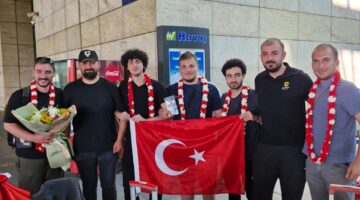 Dünya Dördüncüsü Gençler Yurda Döndü